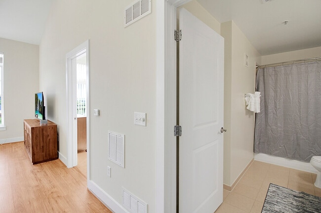 Building Photo - 909 Usher St