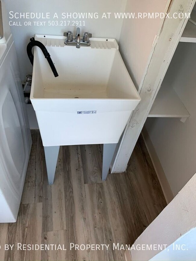 Building Photo - 5616 SE Mall St