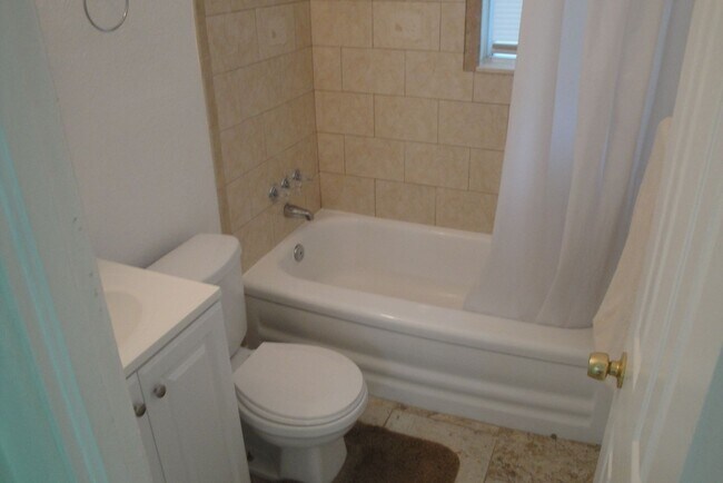 Building Photo - Three Bedroom One Bathroom House For Rent