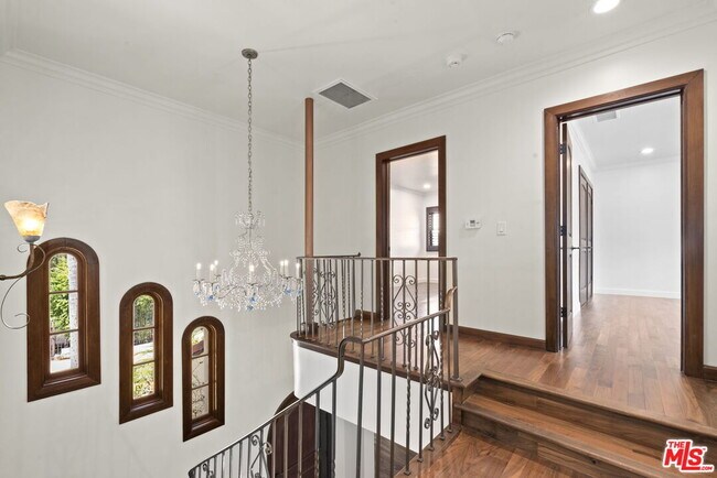 Building Photo - 664 S Highland Ave