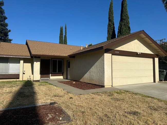 Building Photo - 3 Bedroom 2 Bathroom Home with Yard