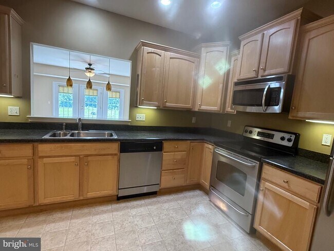 Building Photo - 2082 Deer Run Dr