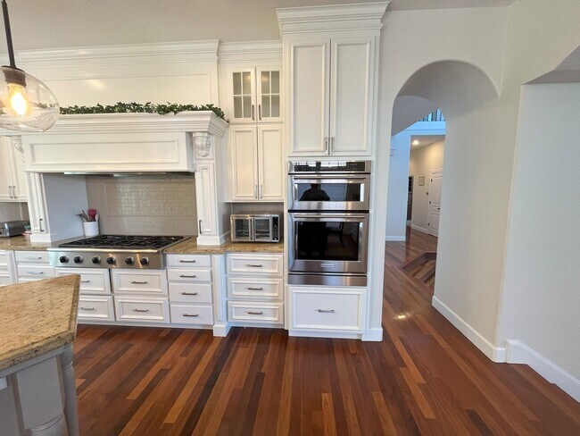 Building Photo - Elegant 4-Bedroom Luxury Home with Panoram...
