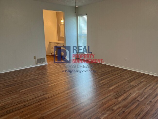 Building Photo - Great Location - 2 Bed/2 Bath - Move In Re...