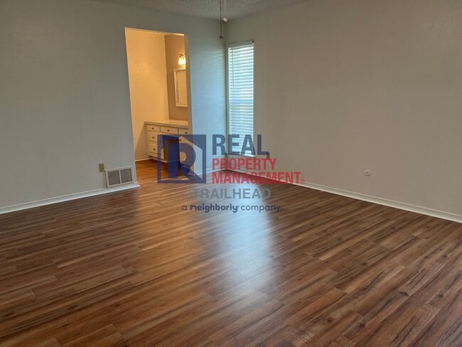 Building Photo - Great Location - 2 Bed/2 Bath - Move In Sp...