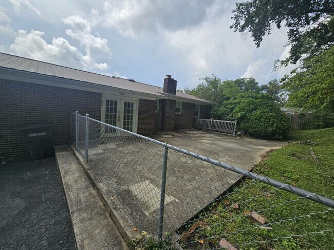 Building Photo - 985 Melrose Dr