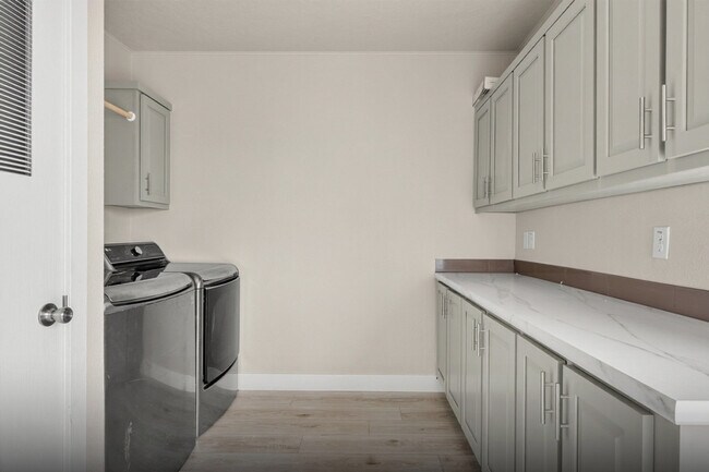 Building Photo - 421 Bluegrass Way