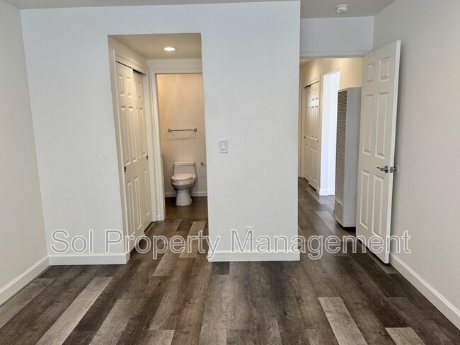 Building Photo - 1053 W Hamilton Ave