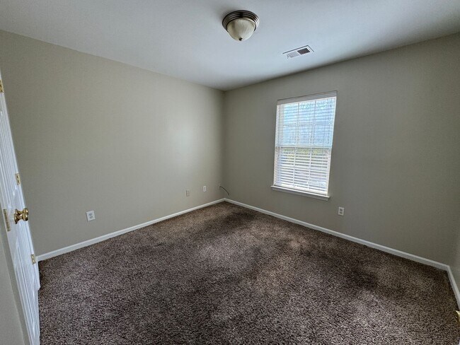Building Photo - MOVE-IN READY! **Move-in Special** $250 of...