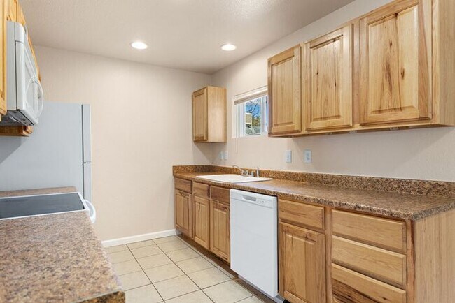 Building Photo - Well-Maintained 3-Bedroom Home with Modern Updates. MOVE-IN SPECIAL!