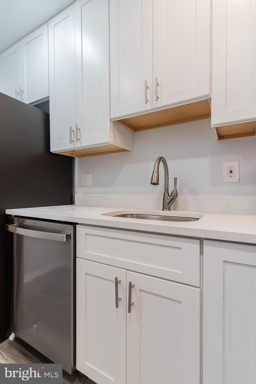 Building Photo - 8708 Village Square Dr