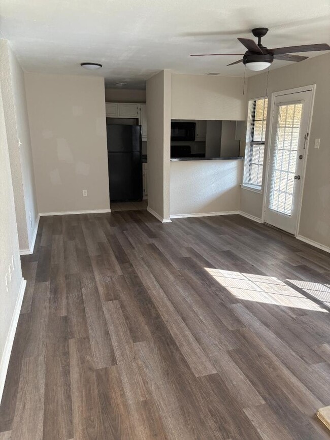 Building Photo - 1733 Crest Grove Dr