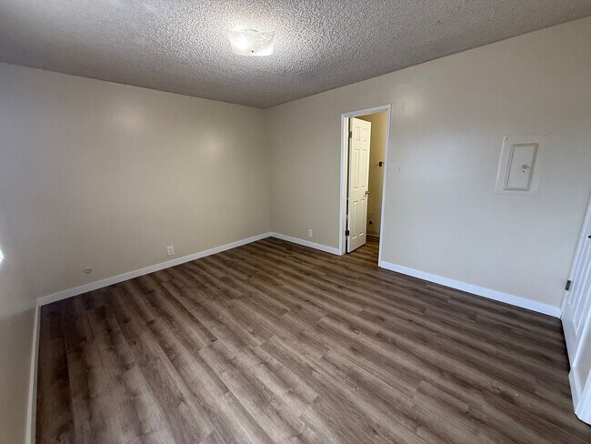 Building Photo - Mid Town Ventura 2 Bedroom 2 Bath Upstairs Corner Unit Apartment