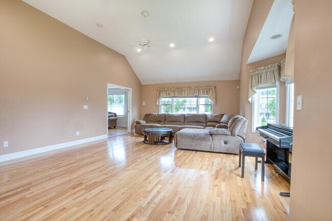 Building Photo - 9 Mayflower Ln