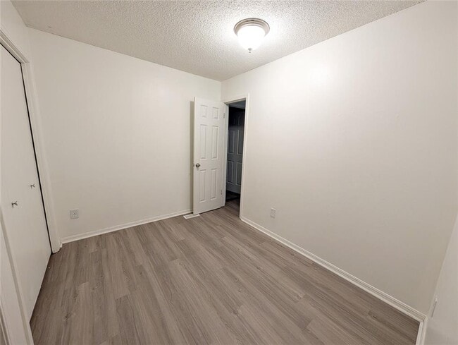 Building Photo - 3301 Oakbrook Dr