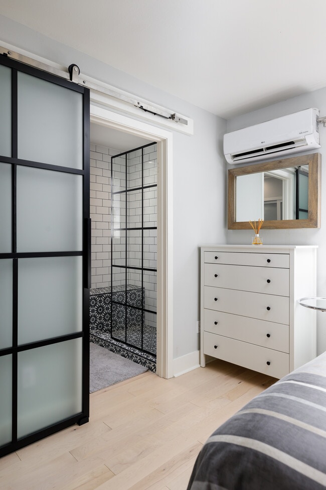 Building Photo - 1702 Drake Ave