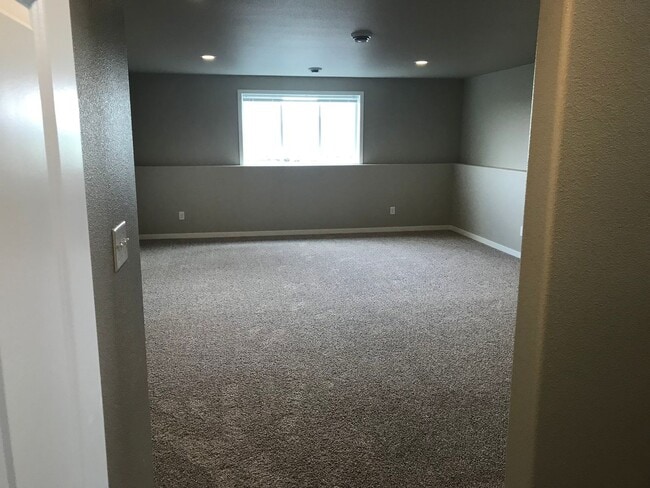 Building Photo - 4 bed 3 bath Single Family Home