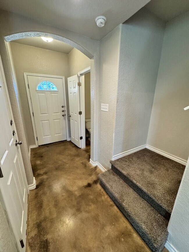 Building Photo - Elegant Townhome Ready for Move In - 3 BR 2.5 Bath - NE San Antonio (in Selma)