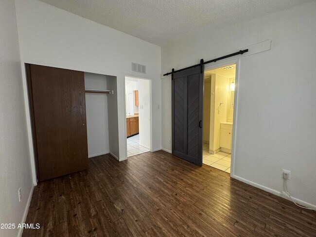 Building Photo - 302 S Westfall Ave