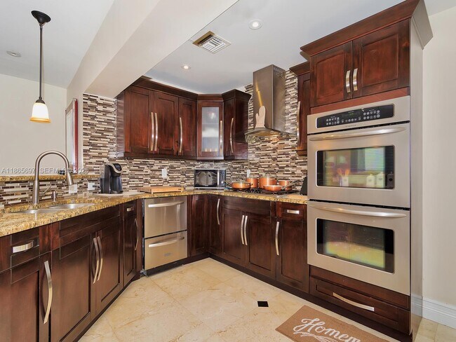 Building Photo - 3141 Hollywood Blvd