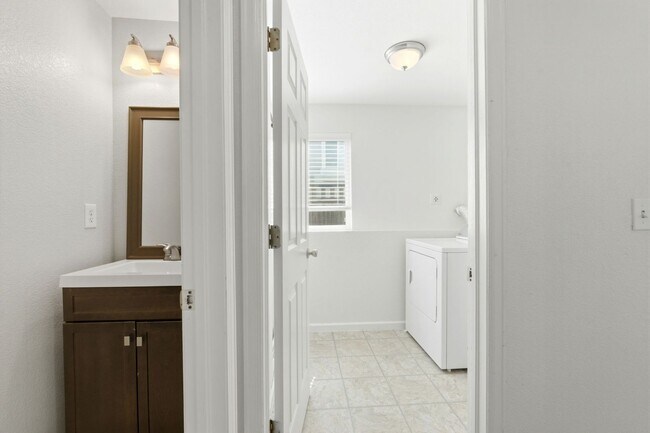 Building Photo - 3-bed + office, 2-bath home, minutes to Denver and close to outdoor recreation areas