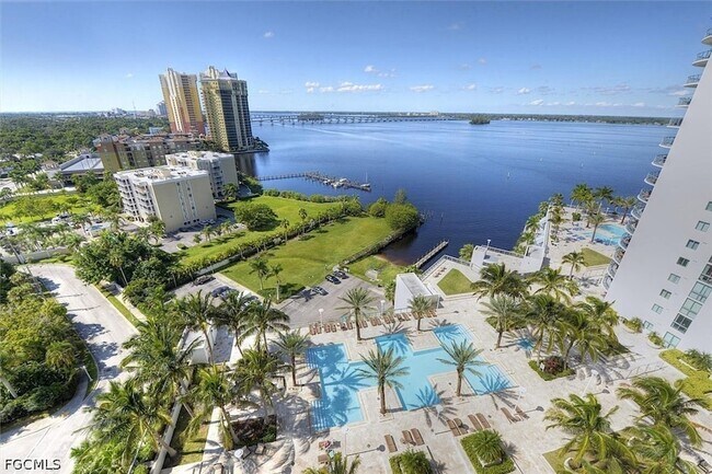 Building Photo - 3000 Oasis Grand Blvd