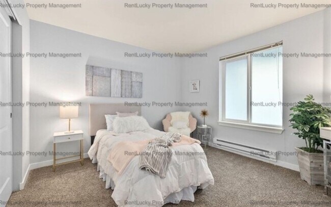 Building Photo - Spacious Cambria Hills Condo – Vaulted Cei...