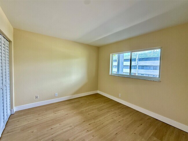 Building Photo - 7887 Golf Cir Dr