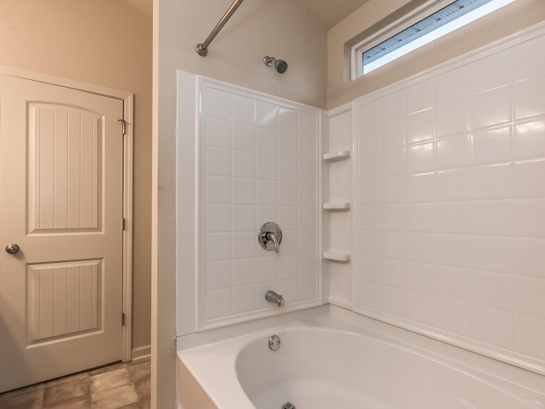 Building Photo - 98 High Point Way