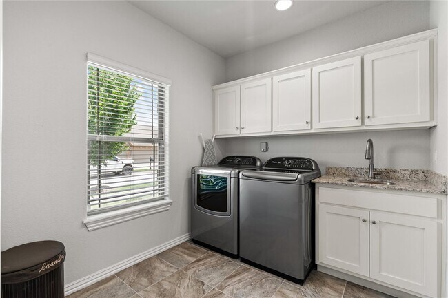 Building Photo - 5819 W Cane Hill Dr