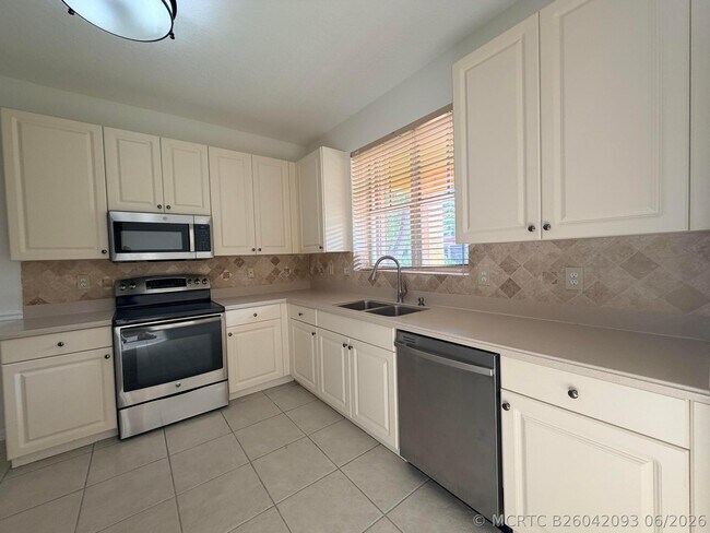 Building Photo - 5772 NW 119th Dr