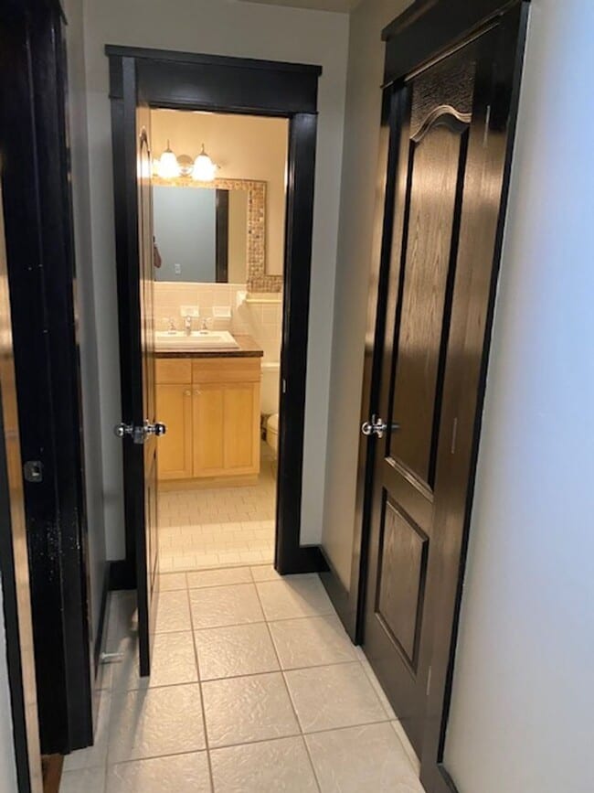 Building Photo - Walking distance to downtown Franklin and ...