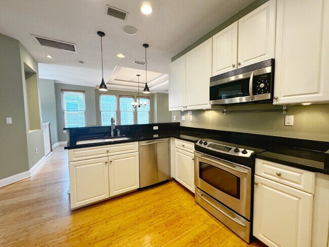 Building Photo - Spacious two-story island townhome in gate...