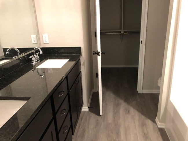 Building Photo - 3 BED 2 BATH 2 car garage DUPLEX great location, granite, luxury vinyl plank and fenced back yards!