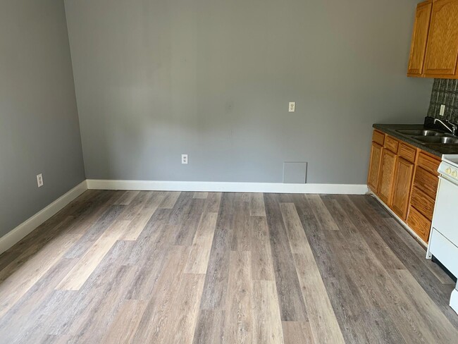 Building Photo - 5340 Beechwood Dr