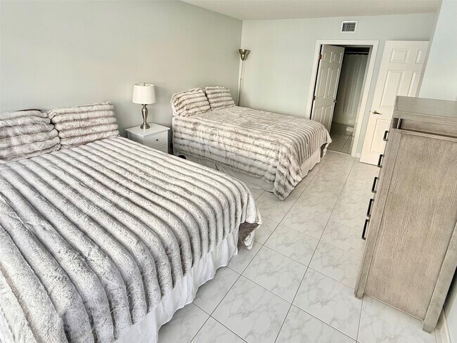 Building Photo - 800 SE 20th Ave