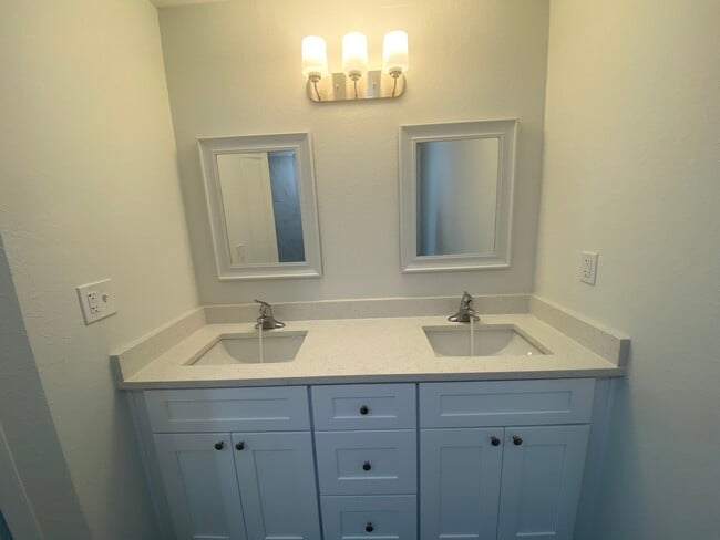 Building Photo - 2926 Diplomat Pkwy W