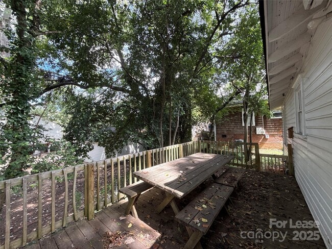 Building Photo - 2214 Floral Ave