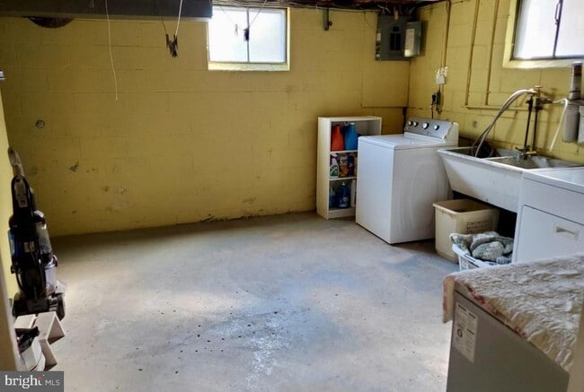 Building Photo - 4 Albertson Blvd