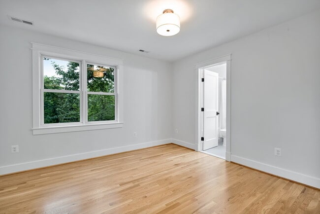 Building Photo - "Luxurious 6-Bed, 6-Bath Arlington Retreat...