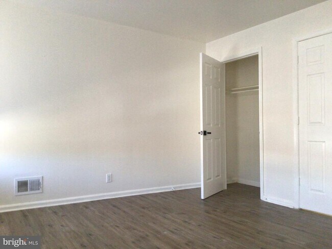 Building Photo - 1715 W Lexington St