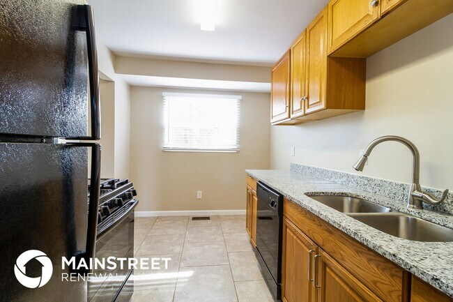 Building Photo - 1880 Queensrowe Pl