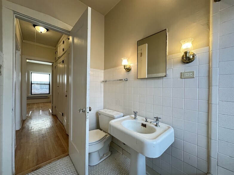 Building Photo - 1322 Oak Ave