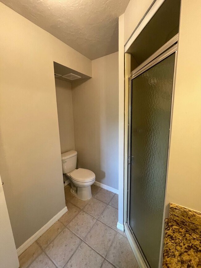 Building Photo - $500 OFF FIRST MONTH RENT • Centrally Loca...