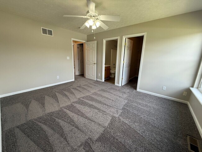 Building Photo - LARGE BEAUTIFUL 3 Bedroom 2.5 Bath Townhou...