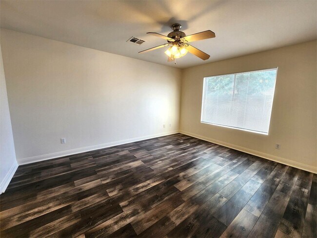 Building Photo - Single-Story Home with 2-Car Garage in Cul...