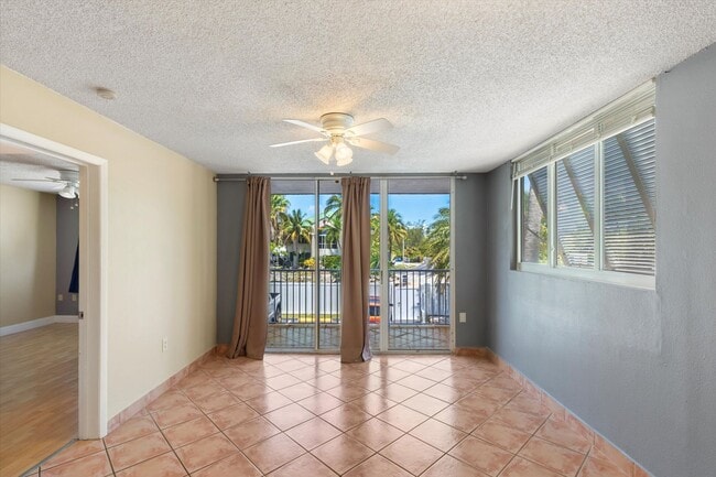 Building Photo - 2 Bedroom 2 bathroom condo available!