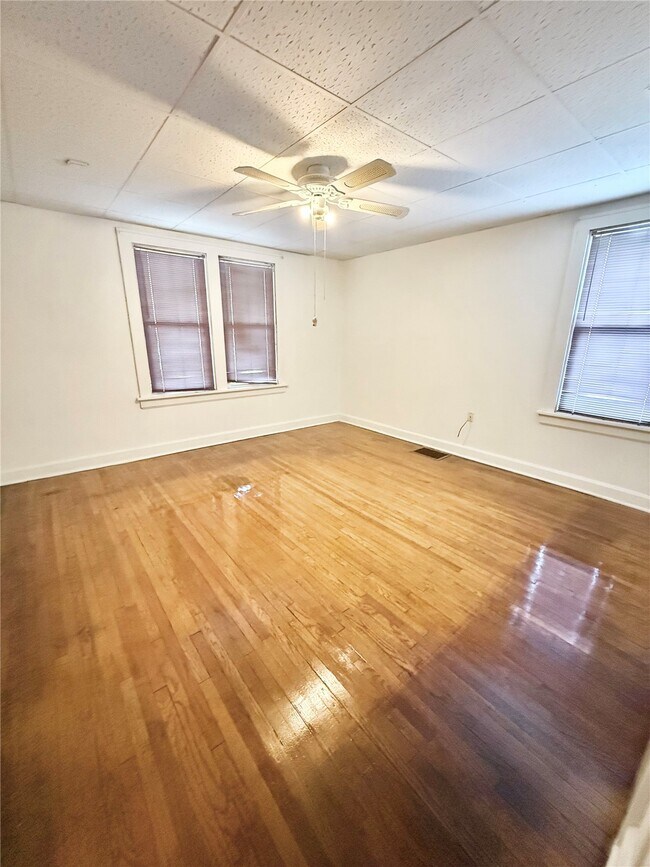 Building Photo - 307 N Clinton St