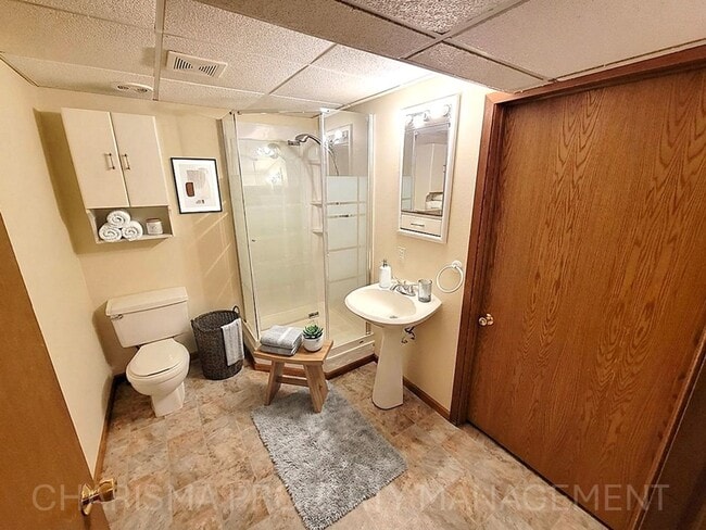 Building Photo - 4 BD, 2 BA - FENCED IN YARD, PRIVATE TRAILS, FINISHED UPPER AND LOWER LIVING AREAS, ATTACHED GARAGE!