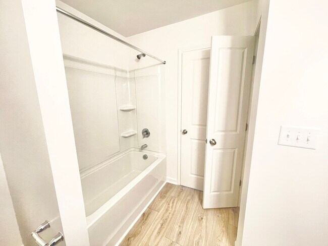 Building Photo - Paired Home 3br 2.5ba minutes from I-77 and I-40 Tour today!